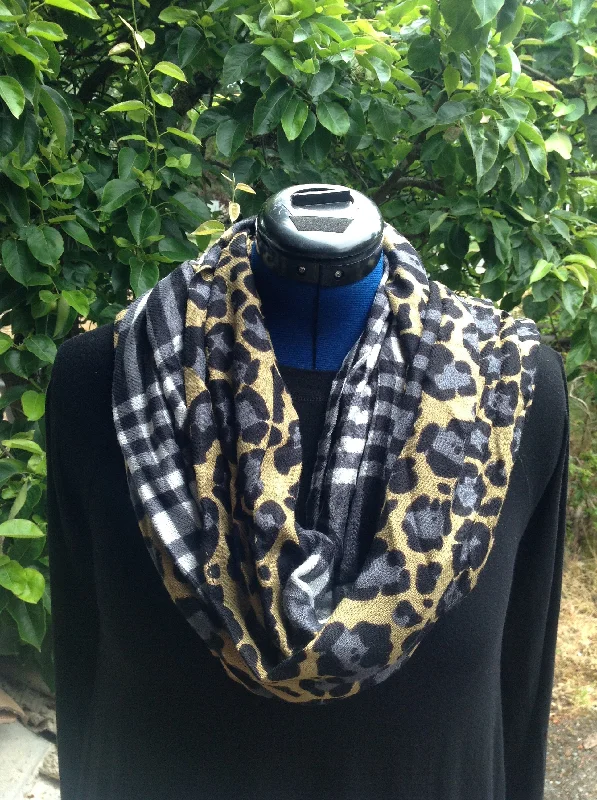 Wayi Bamboo light weight " Panther block " Scarf