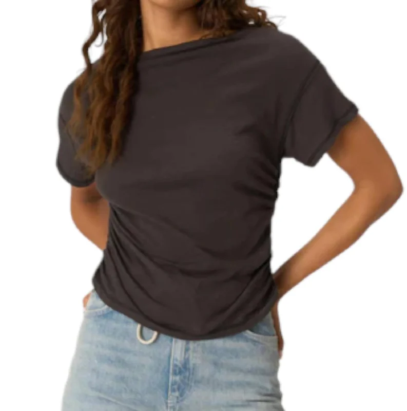 Vivi Side Ruched Tee In Washed Black